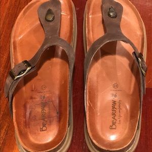 Bearpaw men’s sandal w/contour leather footbed, rubber sole, slightly cushioned.